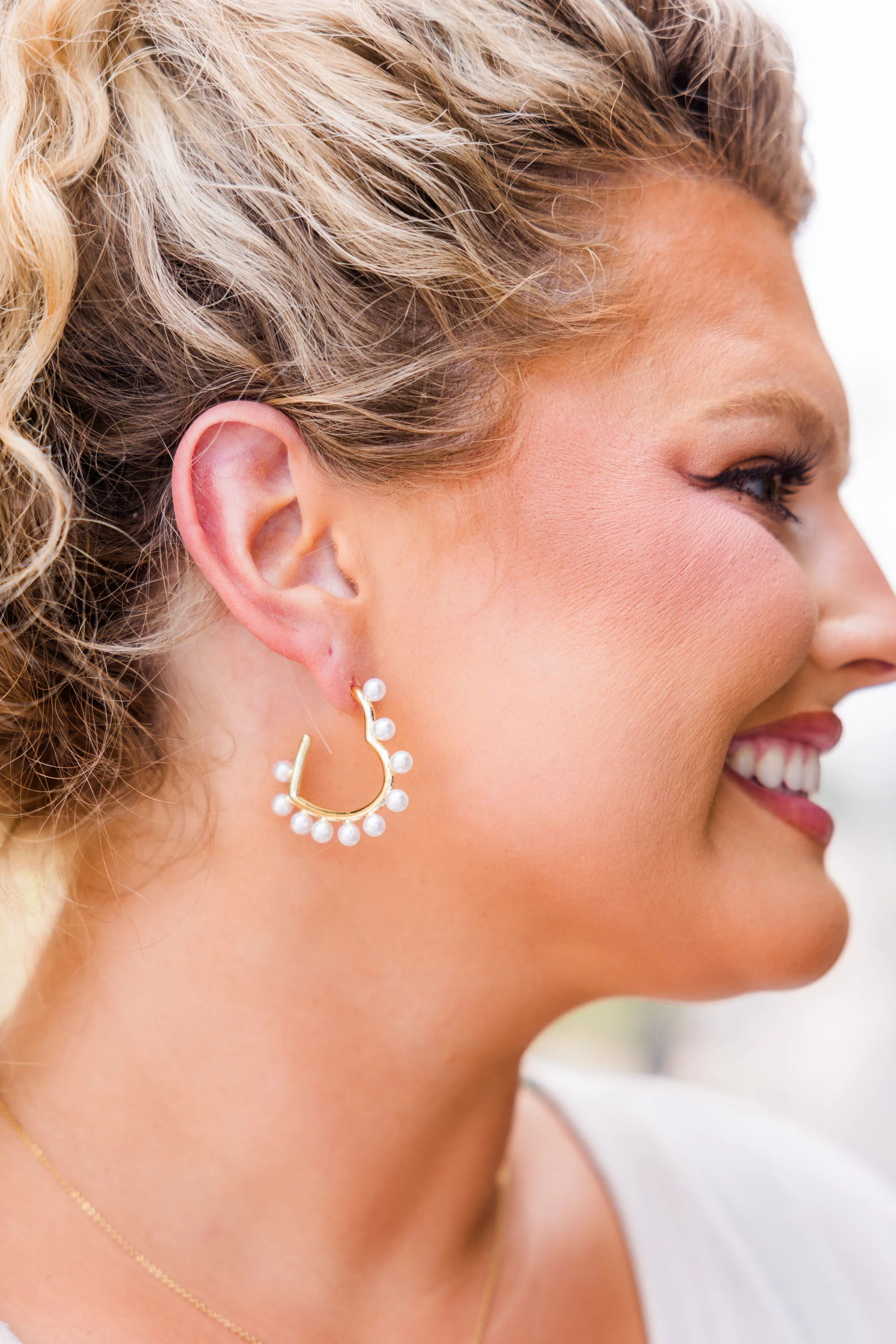 Lauren Kenzie: Elegant Twirl Earrings, Pearl - Giverhouse